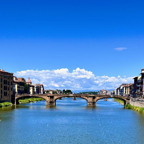 El puente Santa Trinidad es un puente de Florencia sobre el río Arno. Es el puente en arco elíptico más antiguo del mundo. Sus arcos laterales miden 29 m, y el central 32
m. Se encuentra entre el puente Viejo, al este, y el puente alla
Carraia, al oeste. 
El río Arno es un río de Italia que discurre por la región de la Toscana. Nace a 1385 metros de altura en el monte Falterona, en los Apeninos, y desemboca en Pisa, en el mar de Liguria tras 241 km de curso y 8228 km² de cuenca. Atraviesa las ciudades de Florencia y Pisa